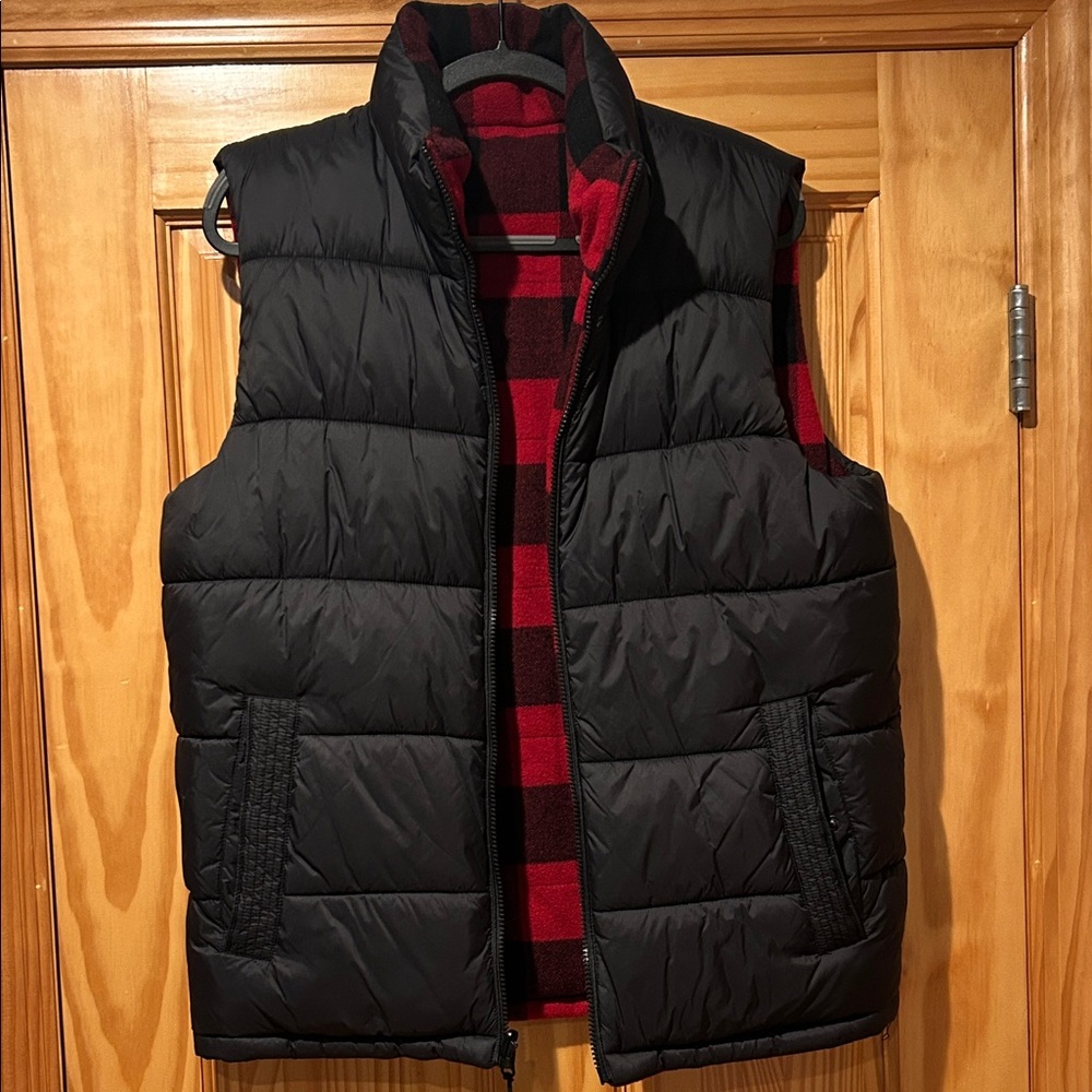 G.H Bass Men's Black and Red Puffer Vest